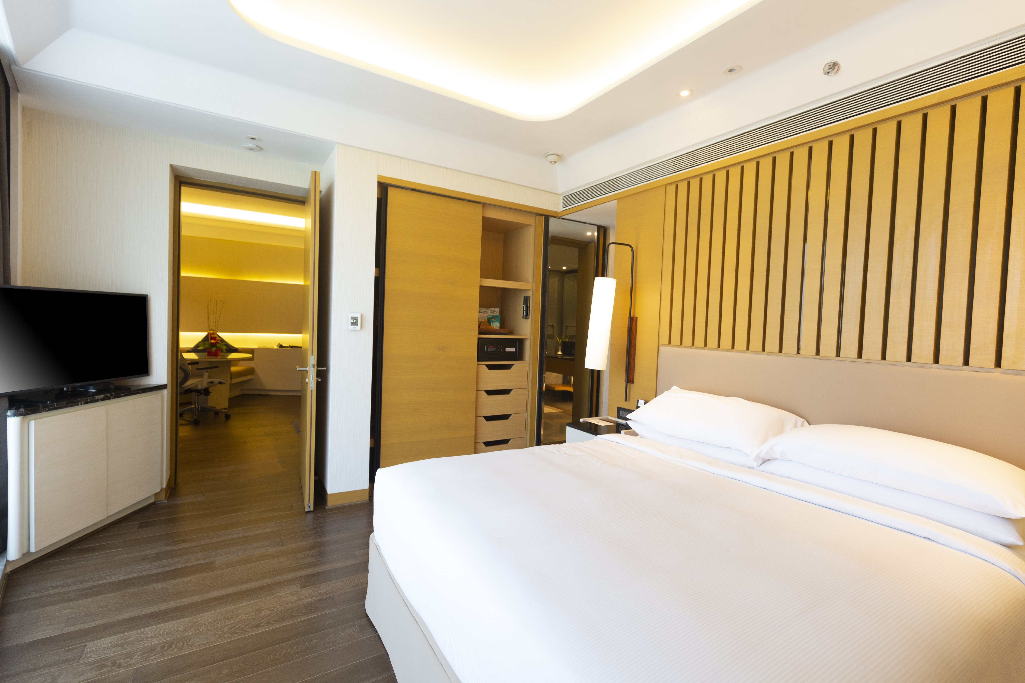 DoubleTree by Hilton Ahmedabad - Tap to explore photos