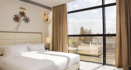 SAPPHIRE PREMIUM HOTEL & SUITE Room Type - Family Suite Room with Balcony and Jacuzzi