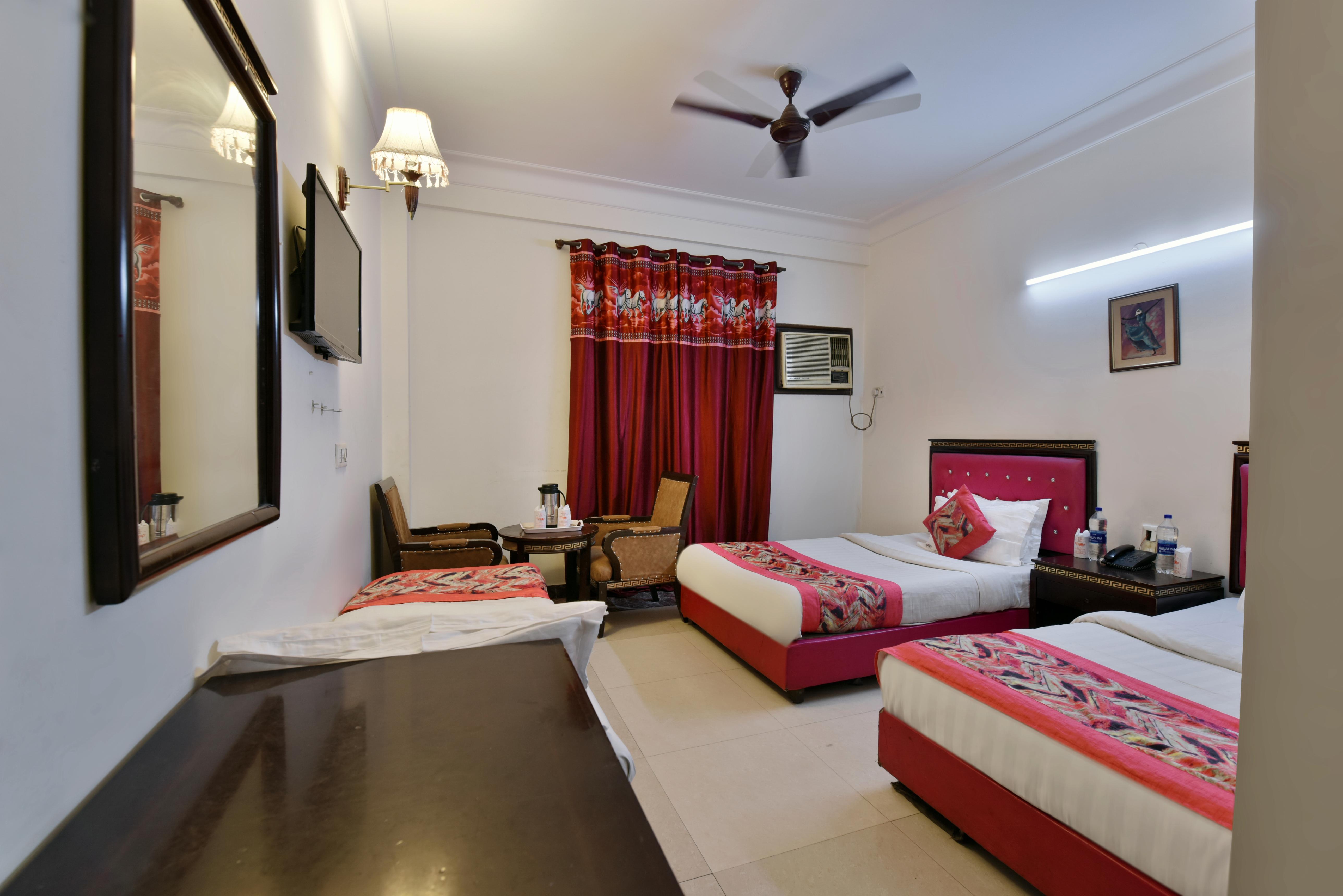 LE Cashew Paharganj Main Road Building Room Type - Deluxe family Ac Room With Free Wi-Fi
