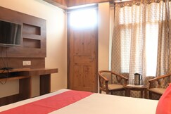 Apple Blossom (2 minute walking from Mall Road)