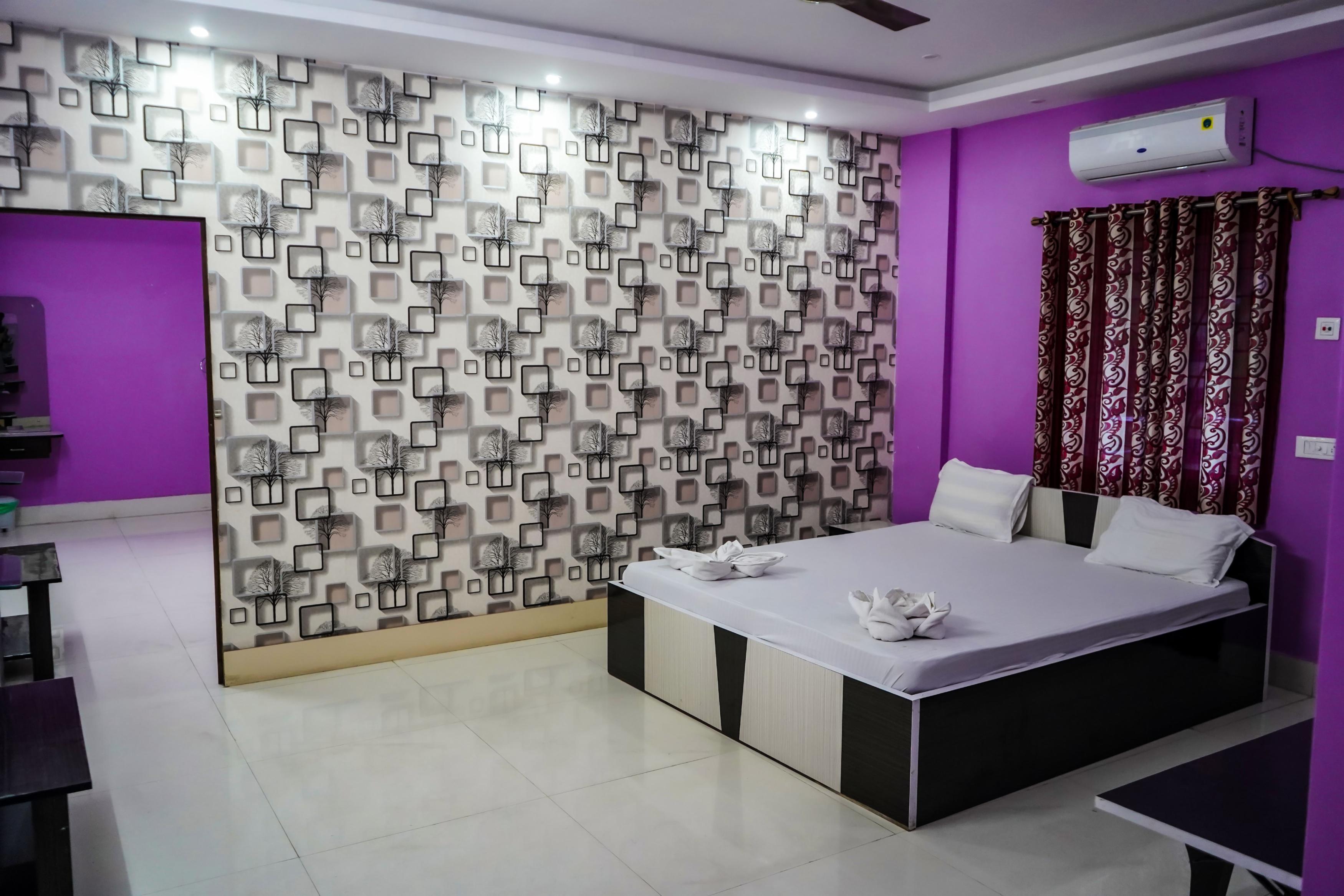 Somani Inn 3 minutes from Jhargram Railway Station - Tap to explore photos