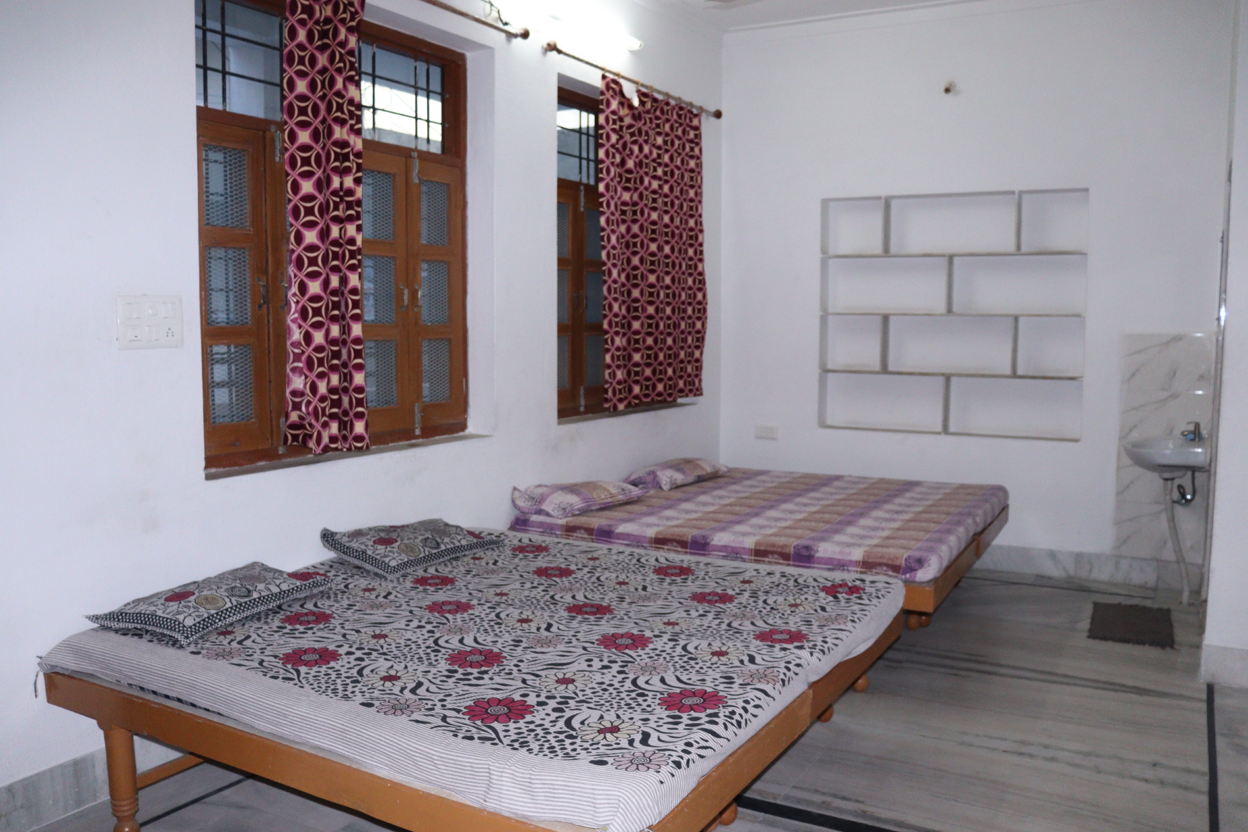 Shreenath Guest House - 500 meters from Railway Station.