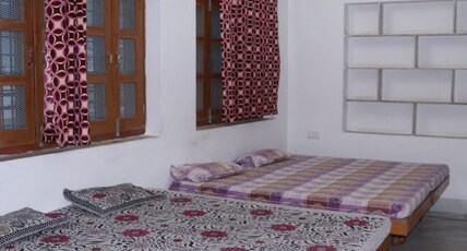 Shreenath Guest House - 500 meters from Railway Station. Room Type - Family Room for 5
