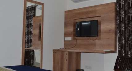 Himalaya Inn Room Type - Baithak Premium AC Room