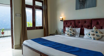 Hotel Silverton (180 lake view) Room Type - Deluxe Room (Lake View)