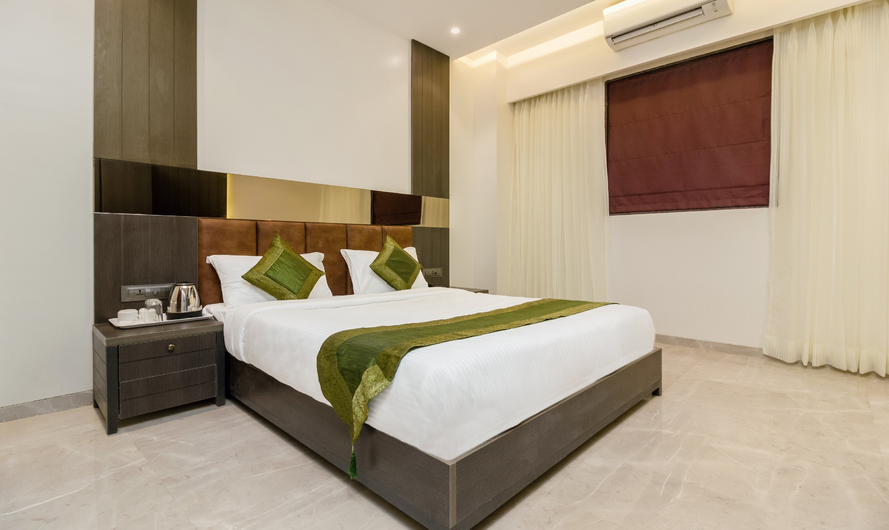 Hotel Oyster Suite - Tap to explore photos