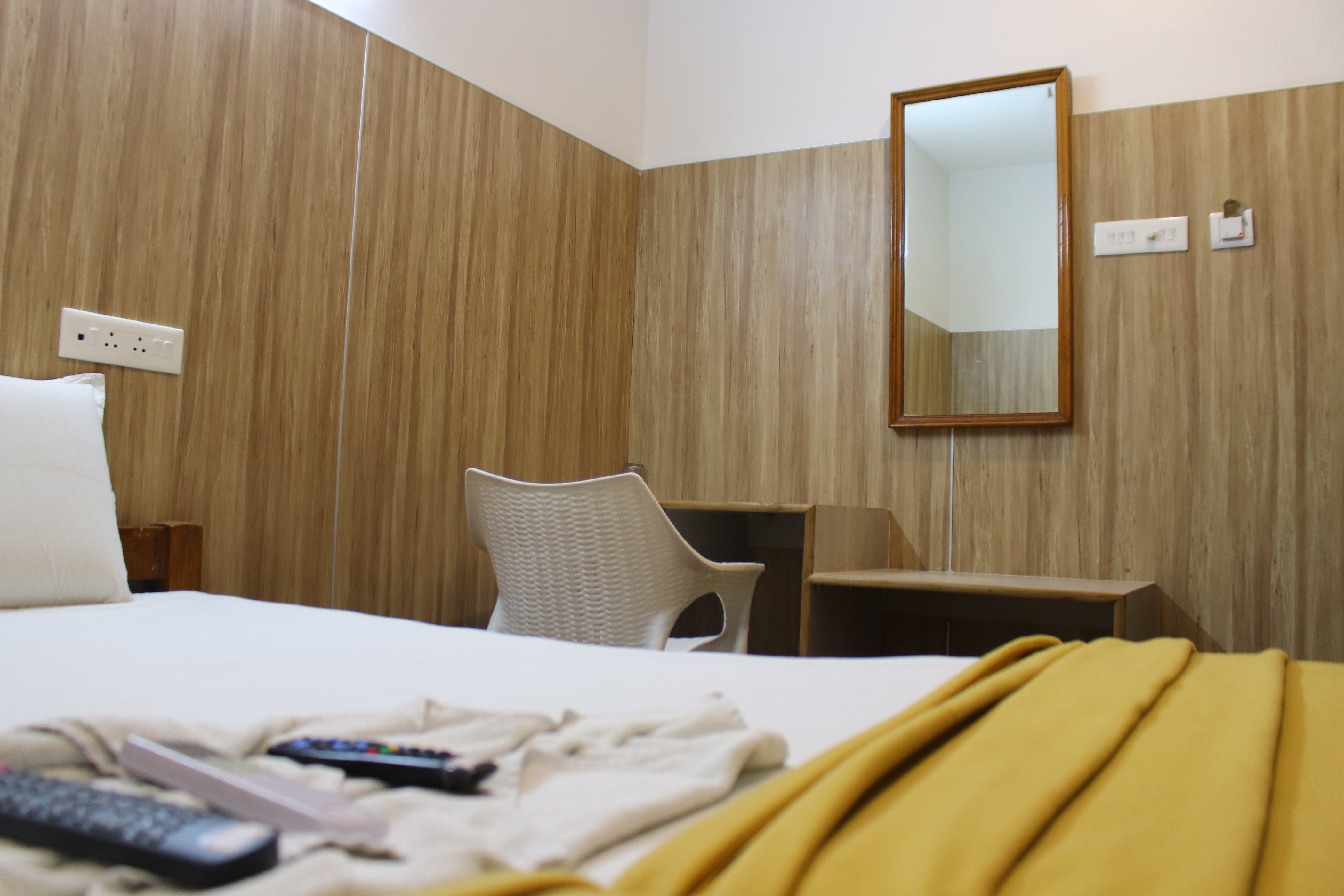 Hotel Saravanaa Boarding and Lodging - Tap to explore photos