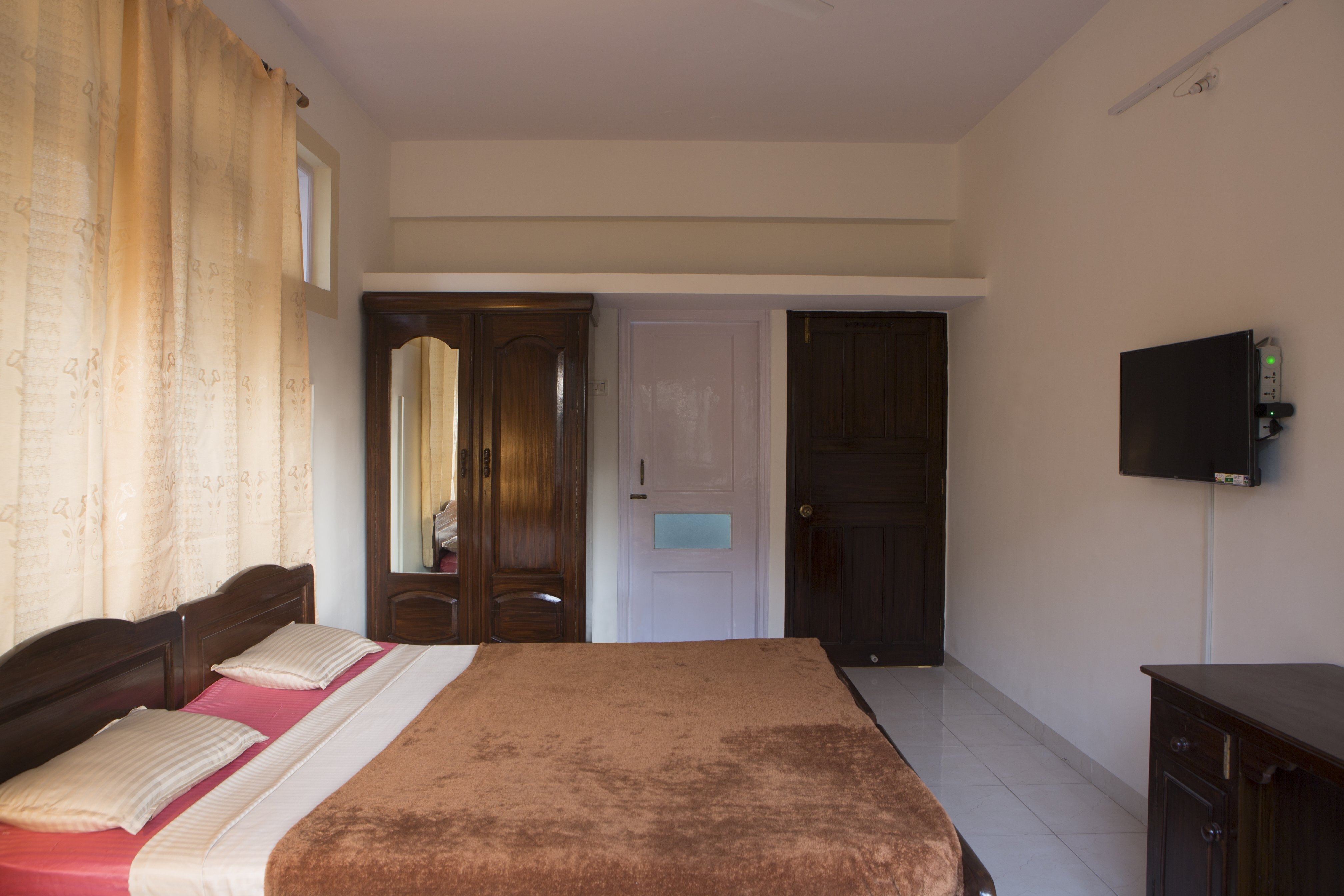 VIANNEY HOLIDAY HOMES - Tap to explore photos