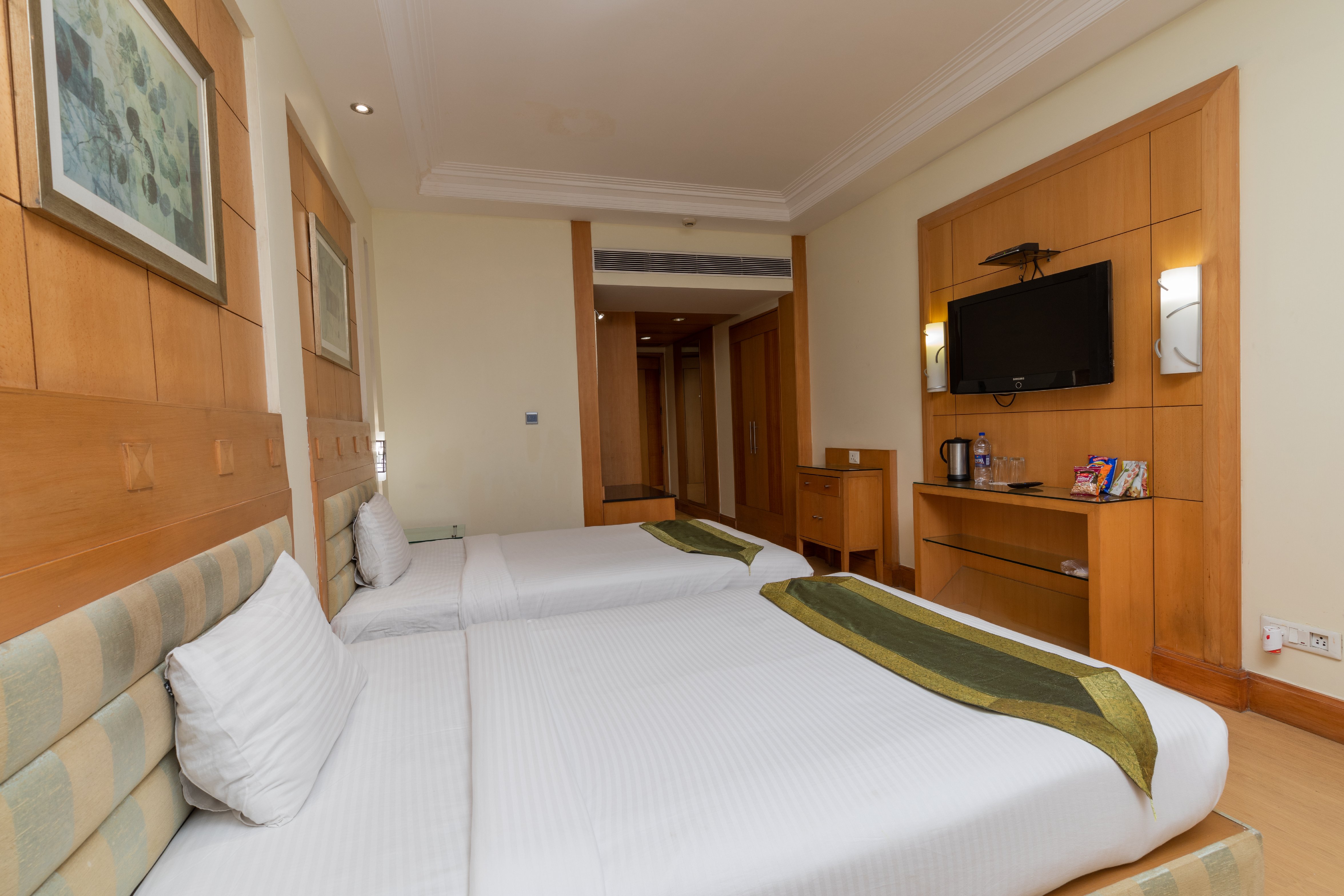 Hotel Western Court Chandigarh Room Type - Deluxe Room with Work Desk