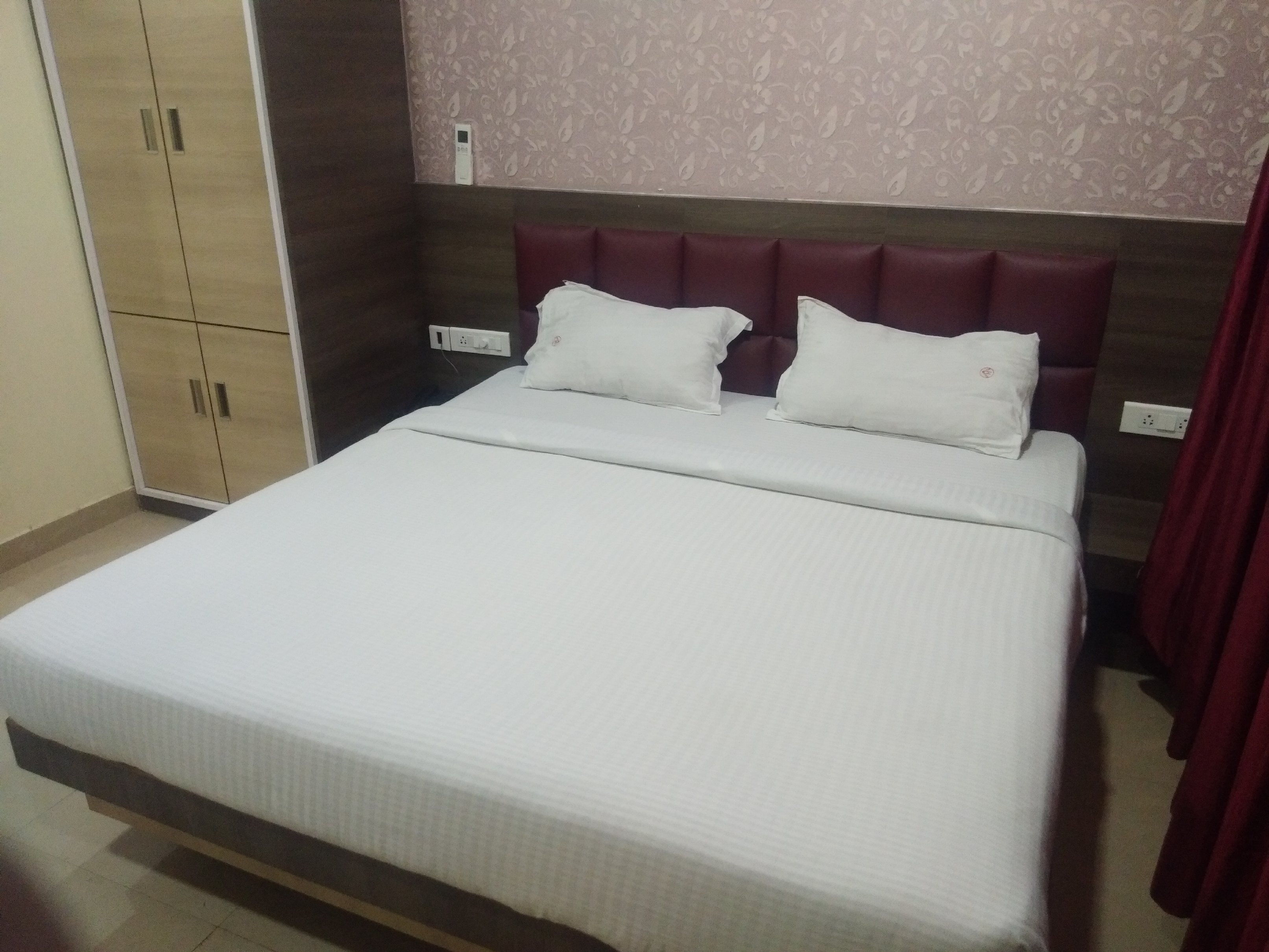 Shree Vineeth's Room Type - Deluxe AC
