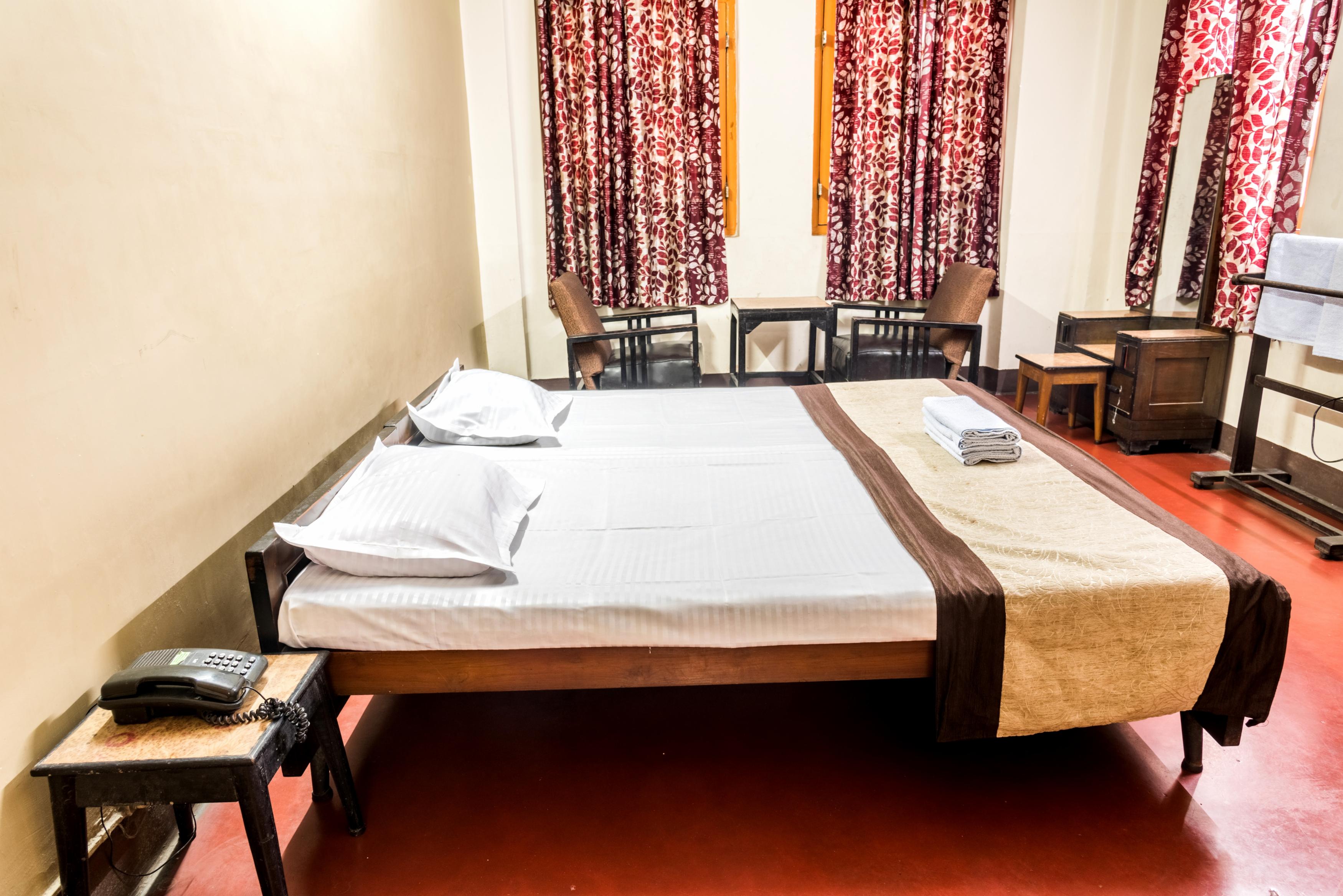 Broadway Hotel - Tap to explore photos