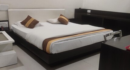 Hotel Natraj & Food Park Room Type - Deluxe (3X)