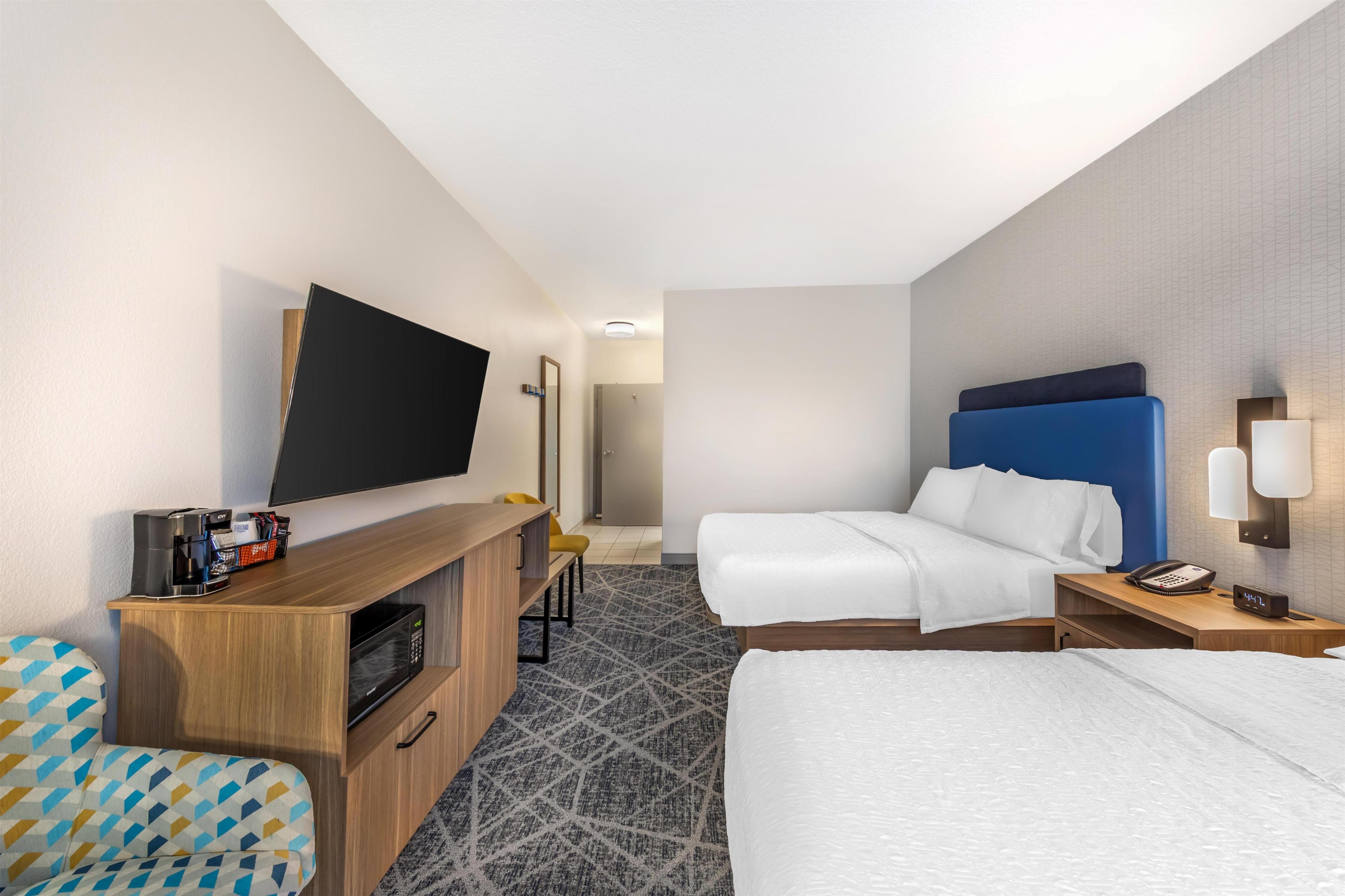 Hampton Inn & Suites by Hilton Riverside/Corona East - Tap to explore photos