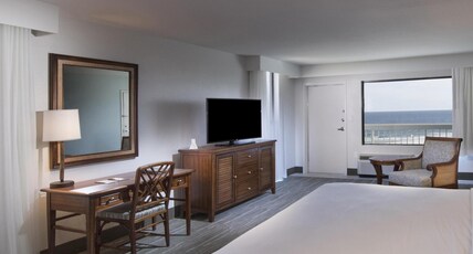 Island House Hotel Orange Beach - a DoubleTree by Hilton Room Type - 1 KING CNR DLX GULF FRONT