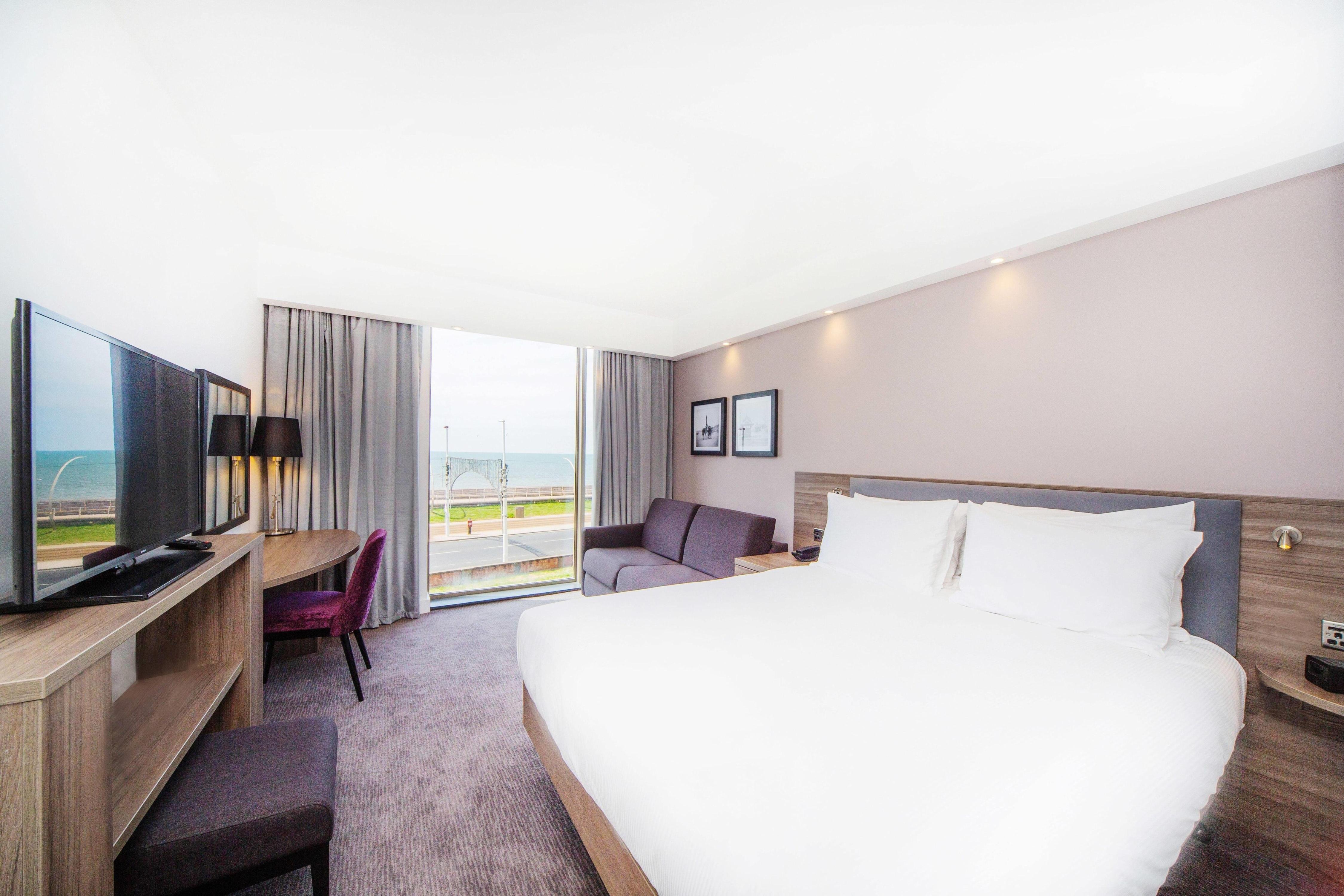 Hampton by Hilton Blackpool Room Type - QUEEN RM NS W SOFA W VIEW