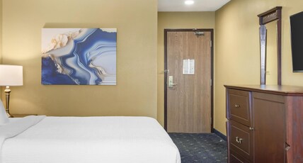 Best Western Plus Grand-Sault Hotel & Suites Room Type - 1 Queen Bed, Non-Smoking, Microwave And Refrigerator, Wi-Fi Best Western Plus Grand-Sault Hotel & Suites Room Type - 1 Queen Bed, Non-Smoking, Microwave And Refrigerator, Wi-Fi
