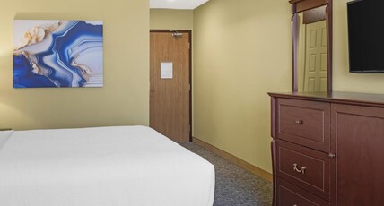 Best Western Plus Grand-Sault Hotel & Suites Room Type - 1 Queen Bed, Non-Smoking, Sofabed, Work Desk, Microwave And Refrigerator, Wi-Fi Best Western Plus Grand-Sault Hotel & Suites Room Type - 1 Queen Bed, Non-Smoking, Sofabed, Work Desk, Microwave And Refrigerator, Wi-Fi