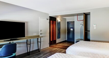 TRU BY Hilton Edmonton Windermere Room Type - 2 QN ACC HEARING RI SHWR