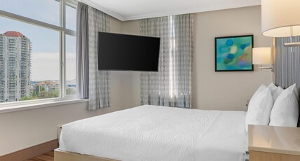 Best Western Dorchester Hotel Room Type - Suite-1 King Bed, Non-Smoking, Sofabed, Harbor View, Refrigerator, Wi-Fi