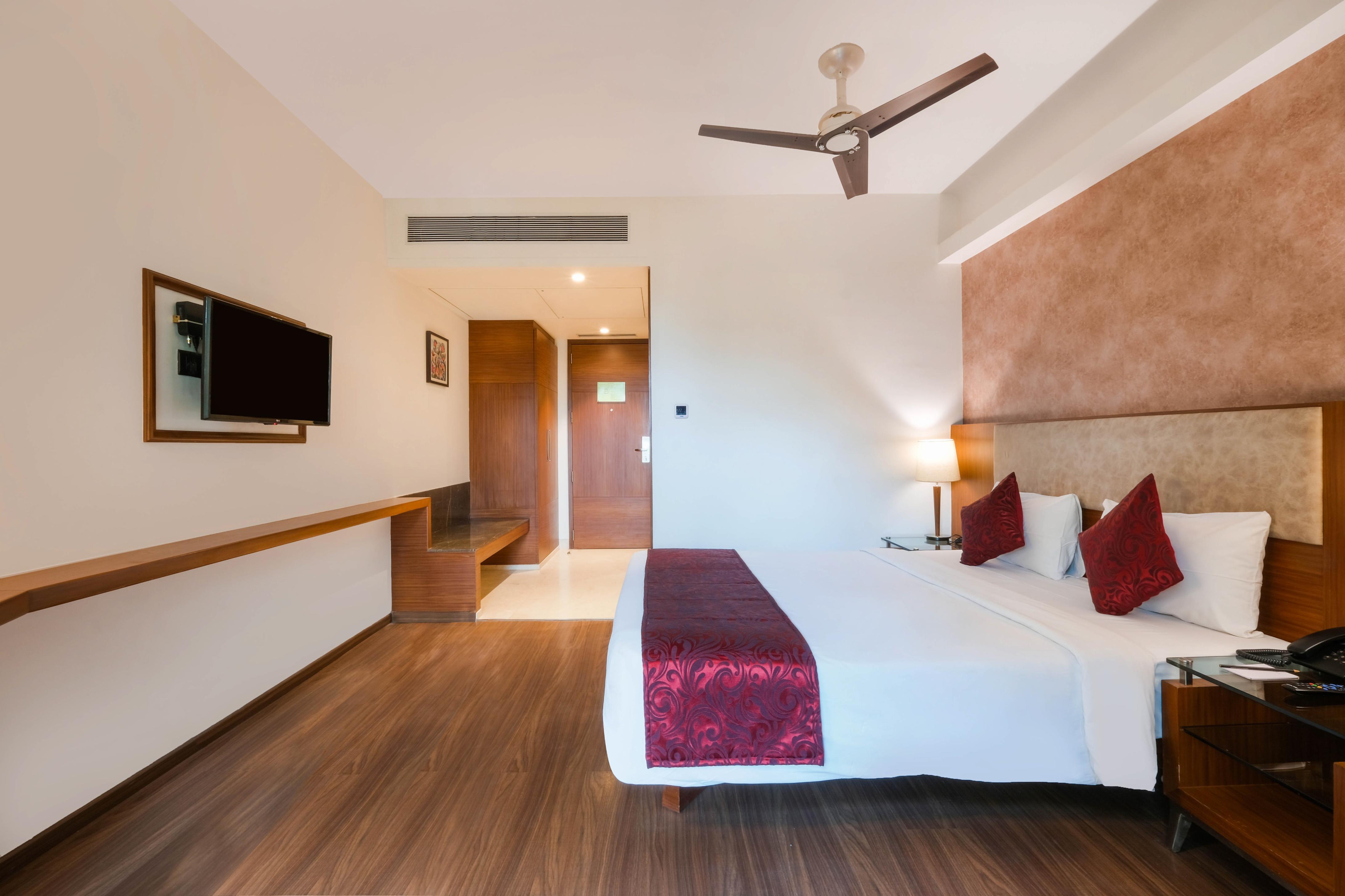 7 Apple Hotel - Viman Nagar, Pune Room Type - Deluxe Room with Work Desk