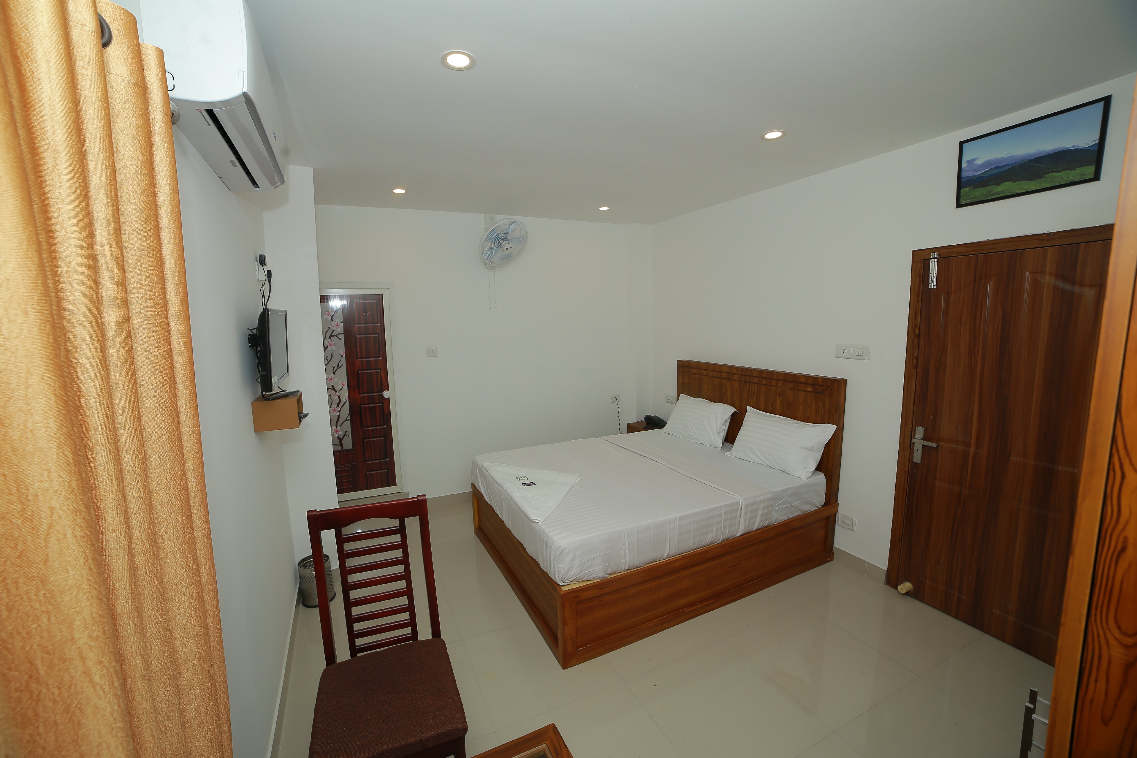 Phoenix Residency Room Type - Deluxe Non AC