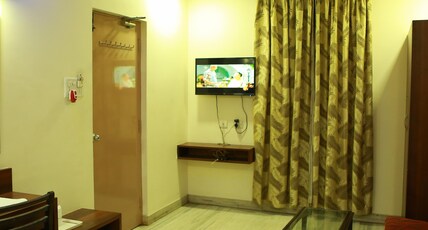 Hotel SR Guest House Room Type - Deluxe Room AC