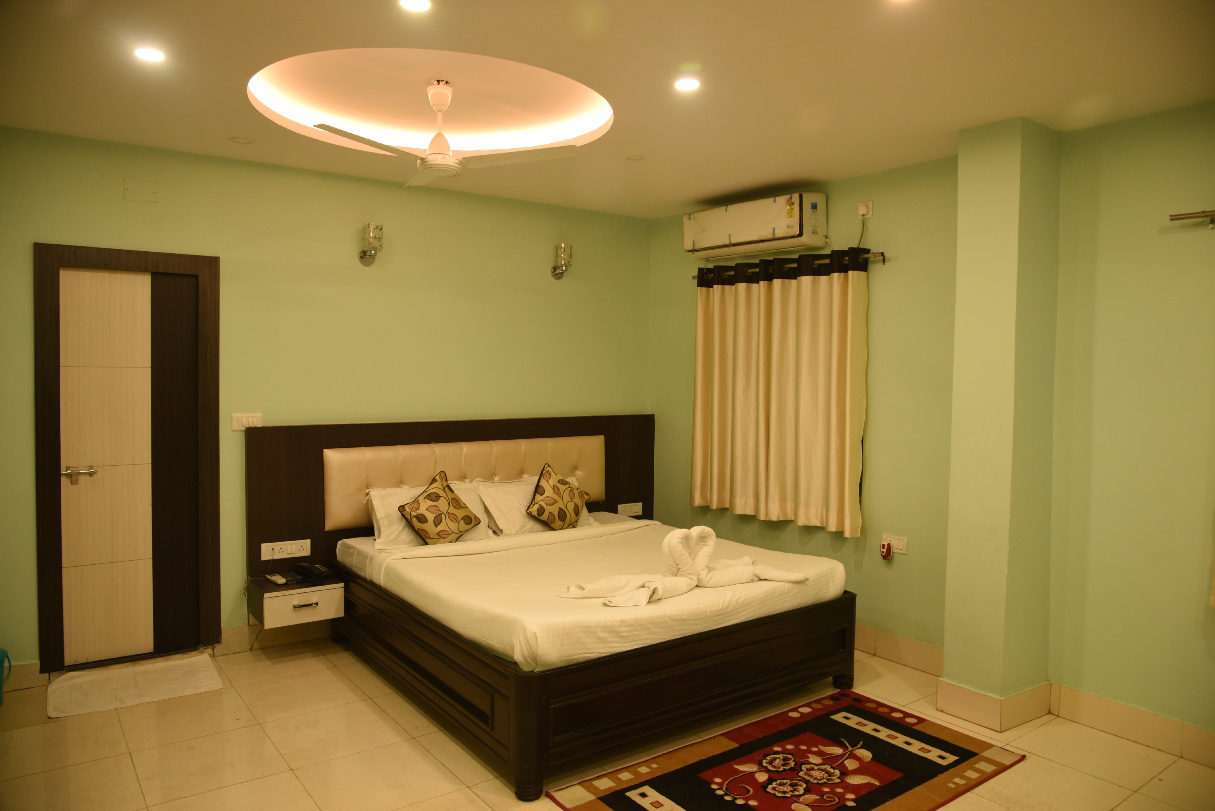 Hotel Surya palace - Tap to explore photos