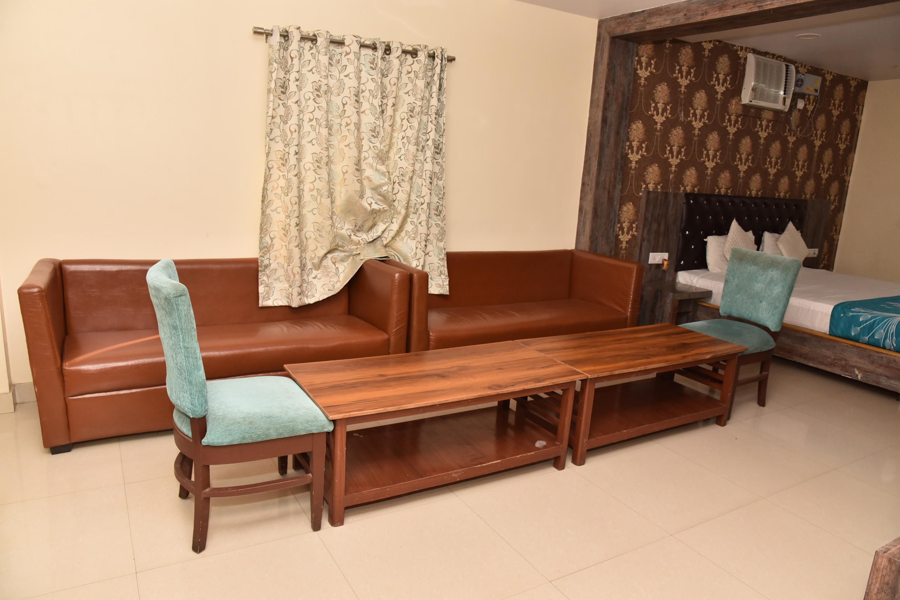 Hotel Raj Palace Azamgarh Room Type - Superior Deluxe Room