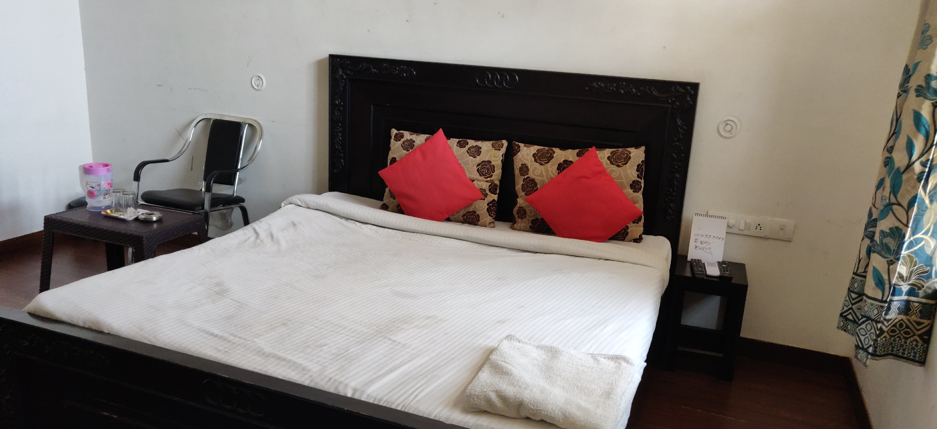 Hotel Raj Villas 2 - Tap to explore photos