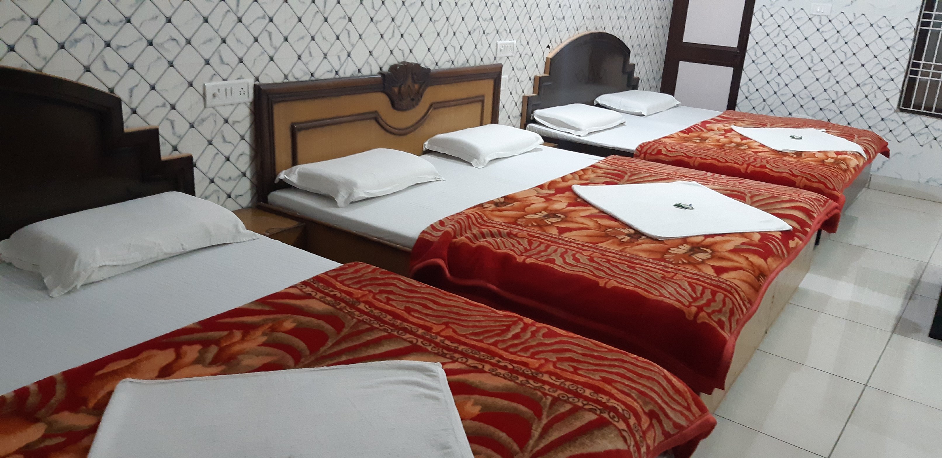 Madhu palace Room Type - Non-AC Hall