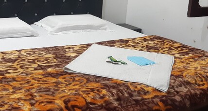 Madhu palace Room Type - Family 3 Bedded Deluxe A.c. Room
