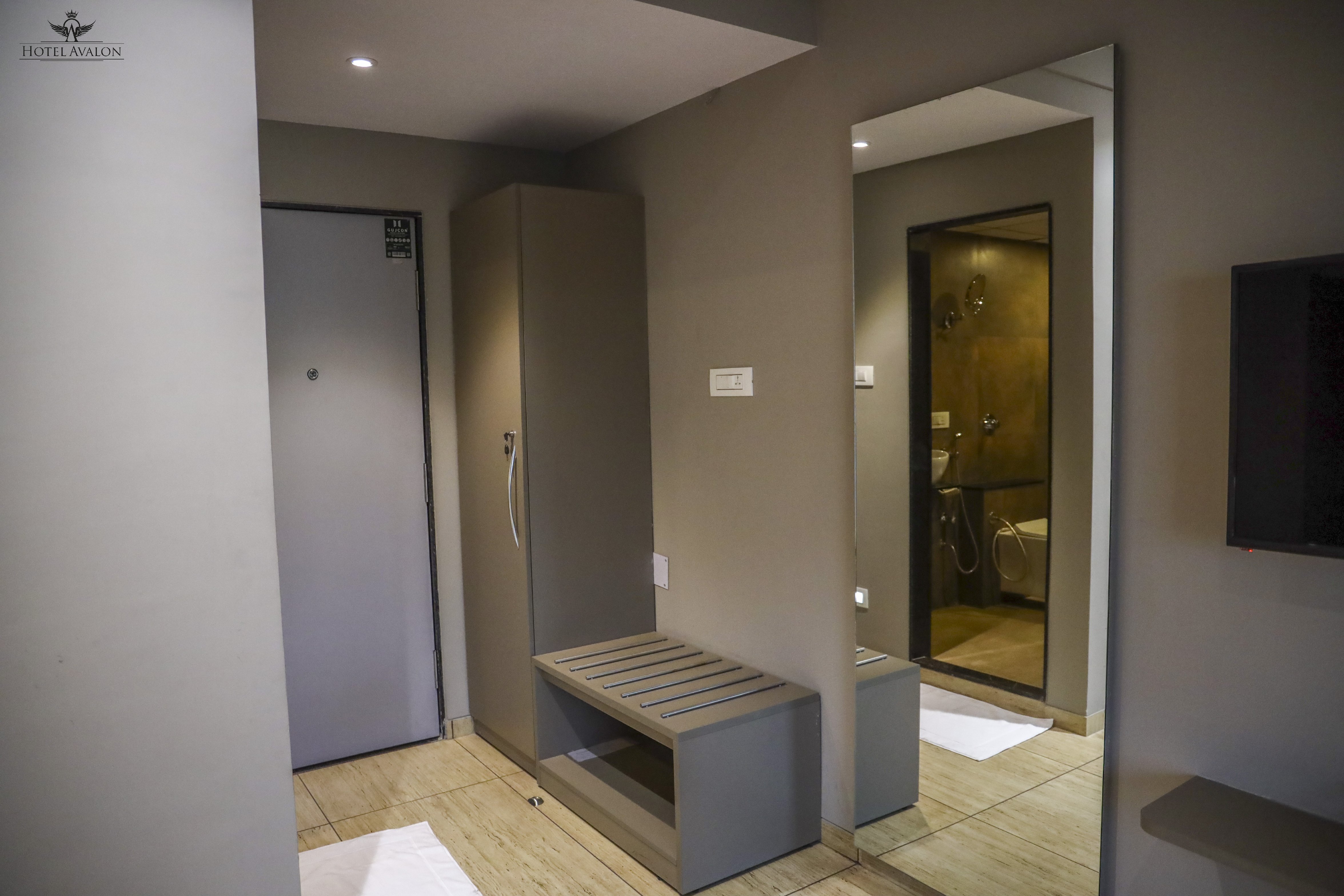 Hotel Avalon - Tap to explore photos