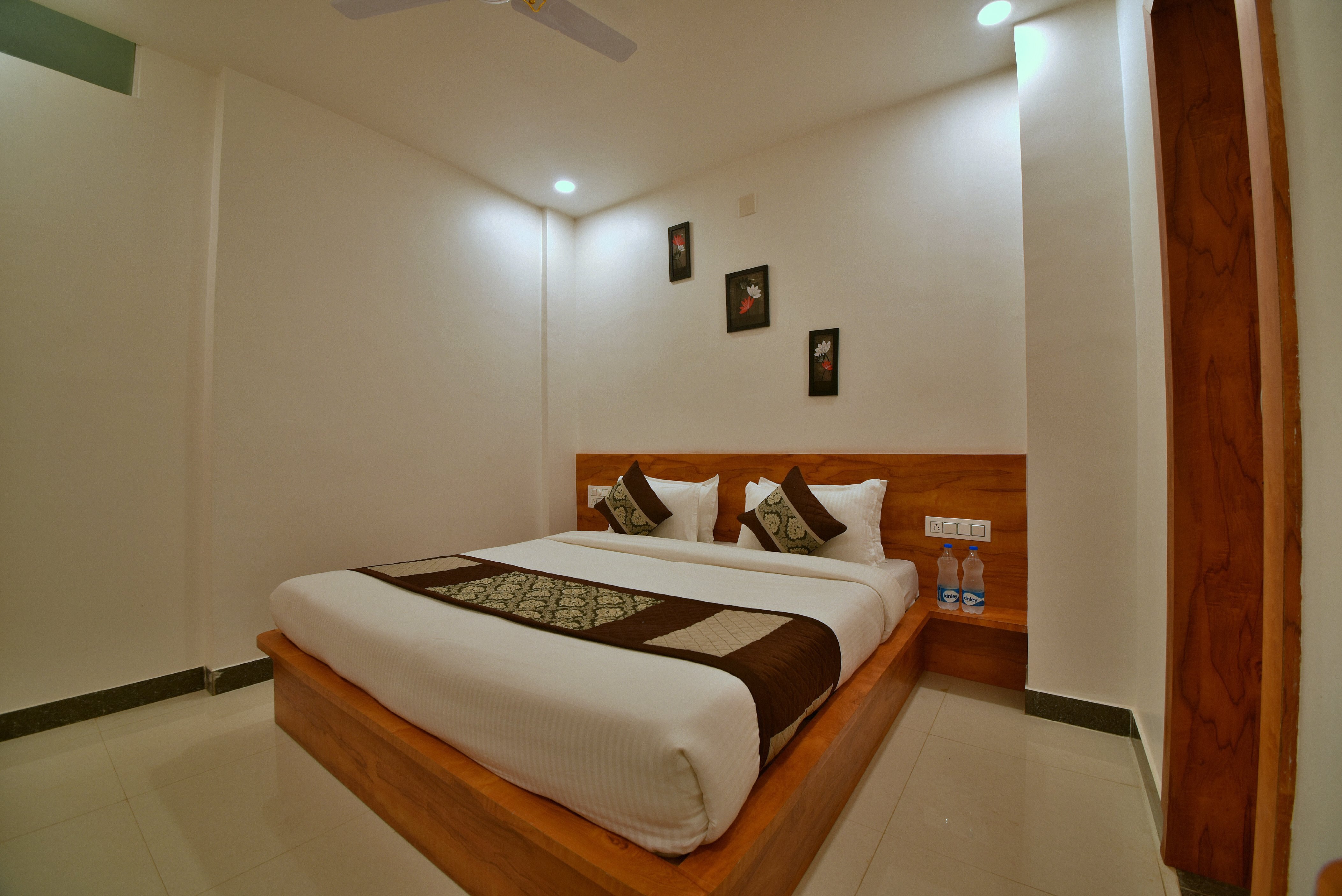 Hotel Swarna Vilas - Tap to explore photos