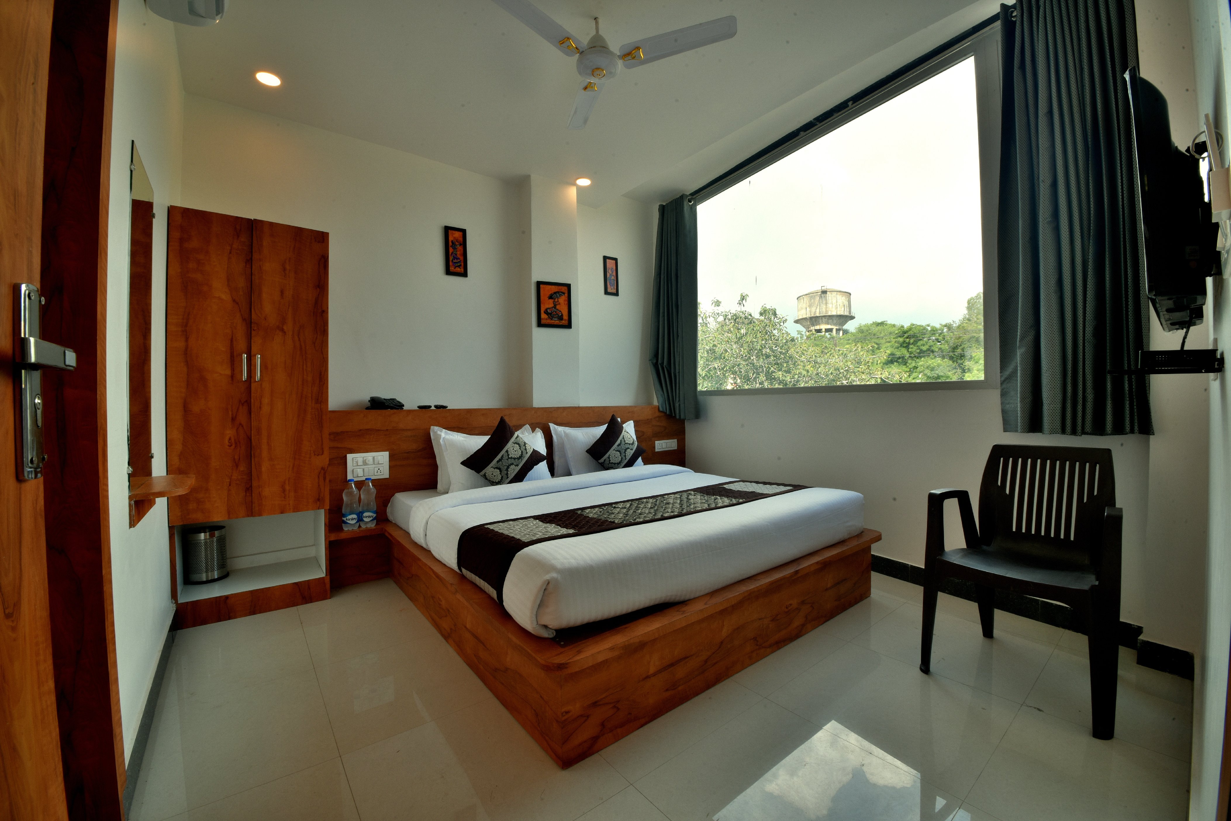 Hotel Swarna Vilas - Tap to explore photos