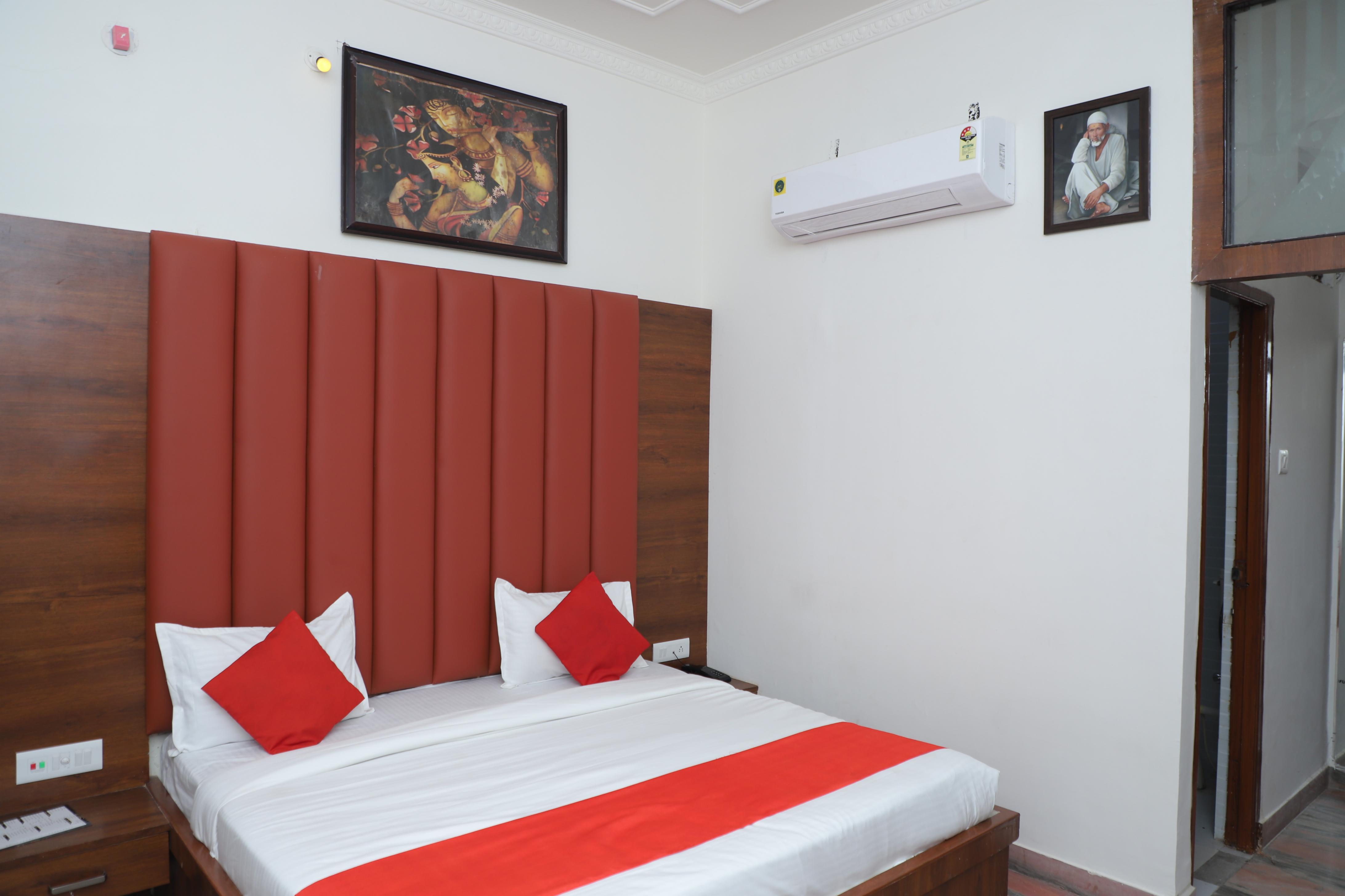 Hotel Chambal Plaza bar & Restaurant Room Type - COUPLE ROOM