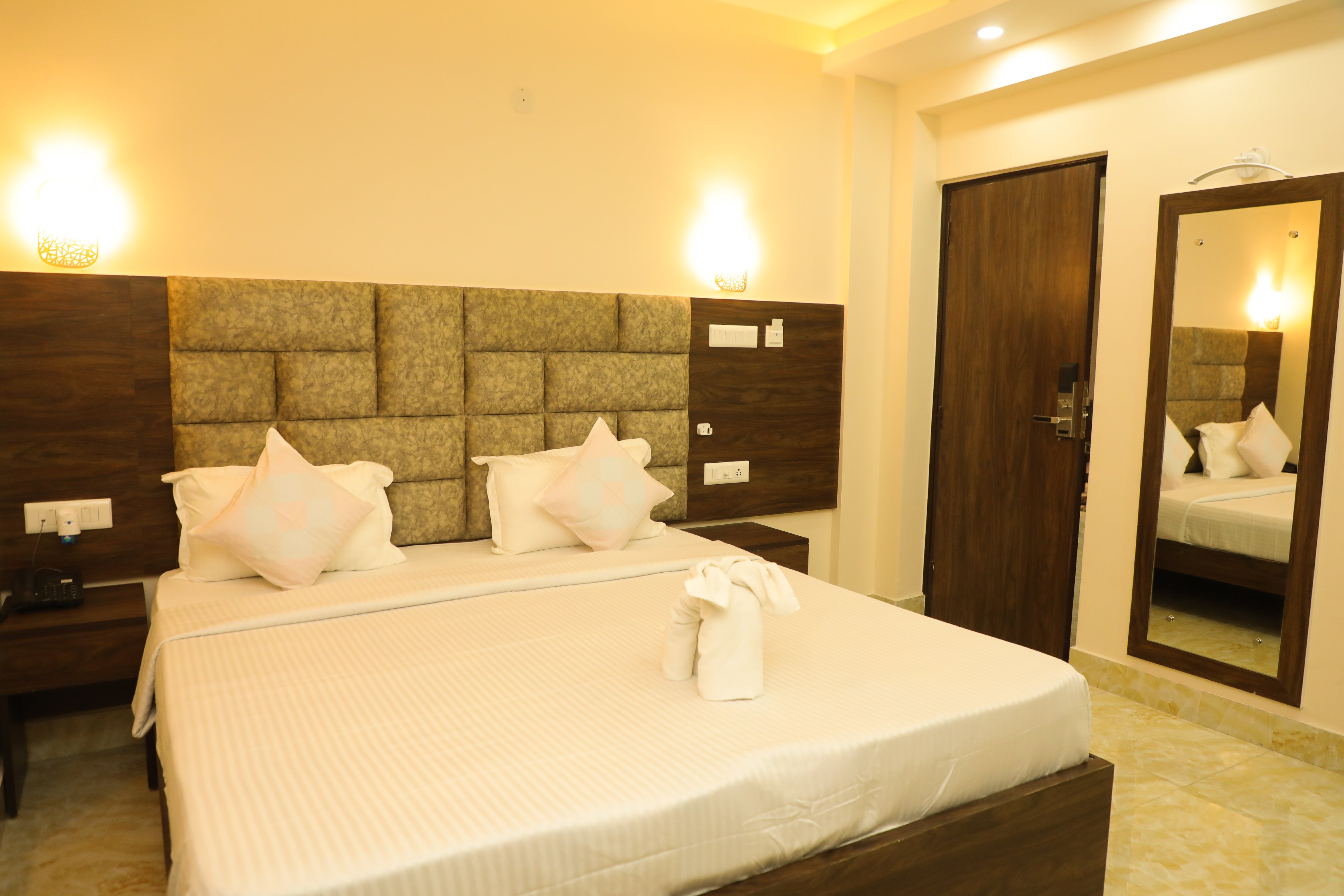 Bandhan Residency 10 mins From Kolkata Airport - Tap to explore photos