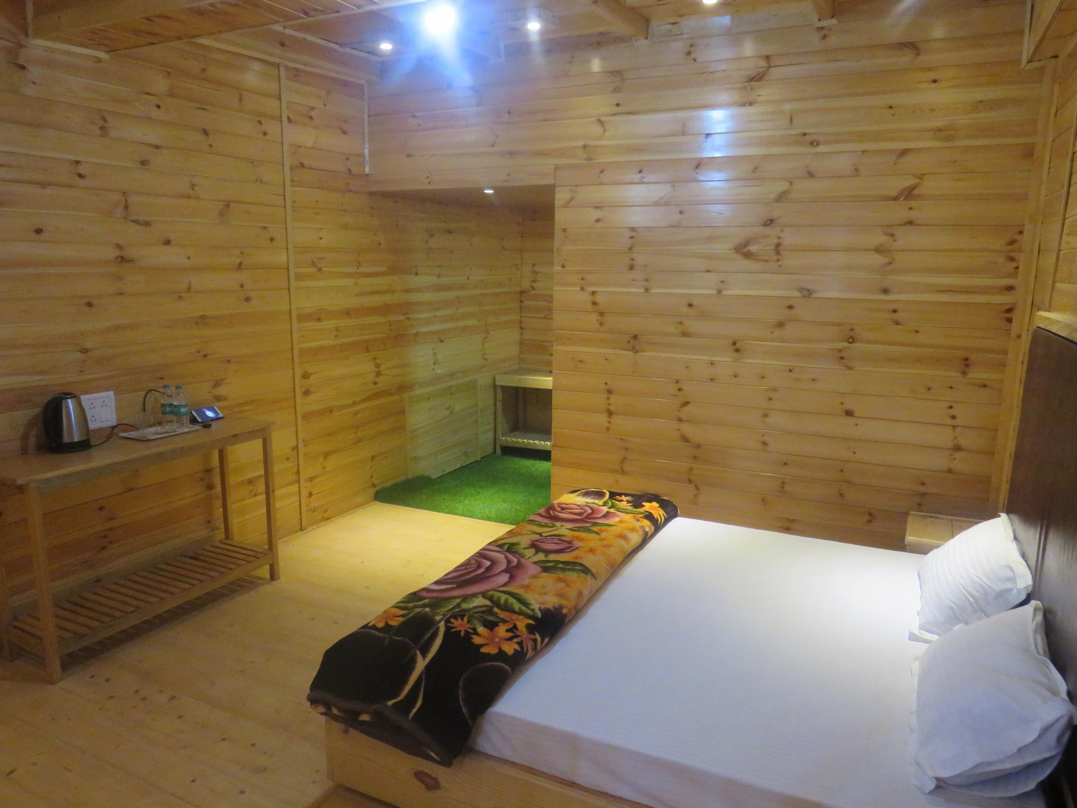 A Hillock Resort-Durgesh Guest House Room Type - Wooden Suite with Valley View