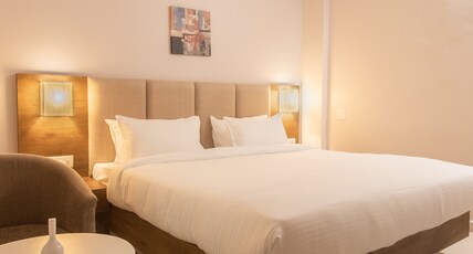Royal Residency by Whitestone Suites Room Type - Deluxe Room king size bed