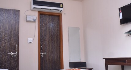 Govind Niwas Home Stay Room Type - Deluxe AC Room