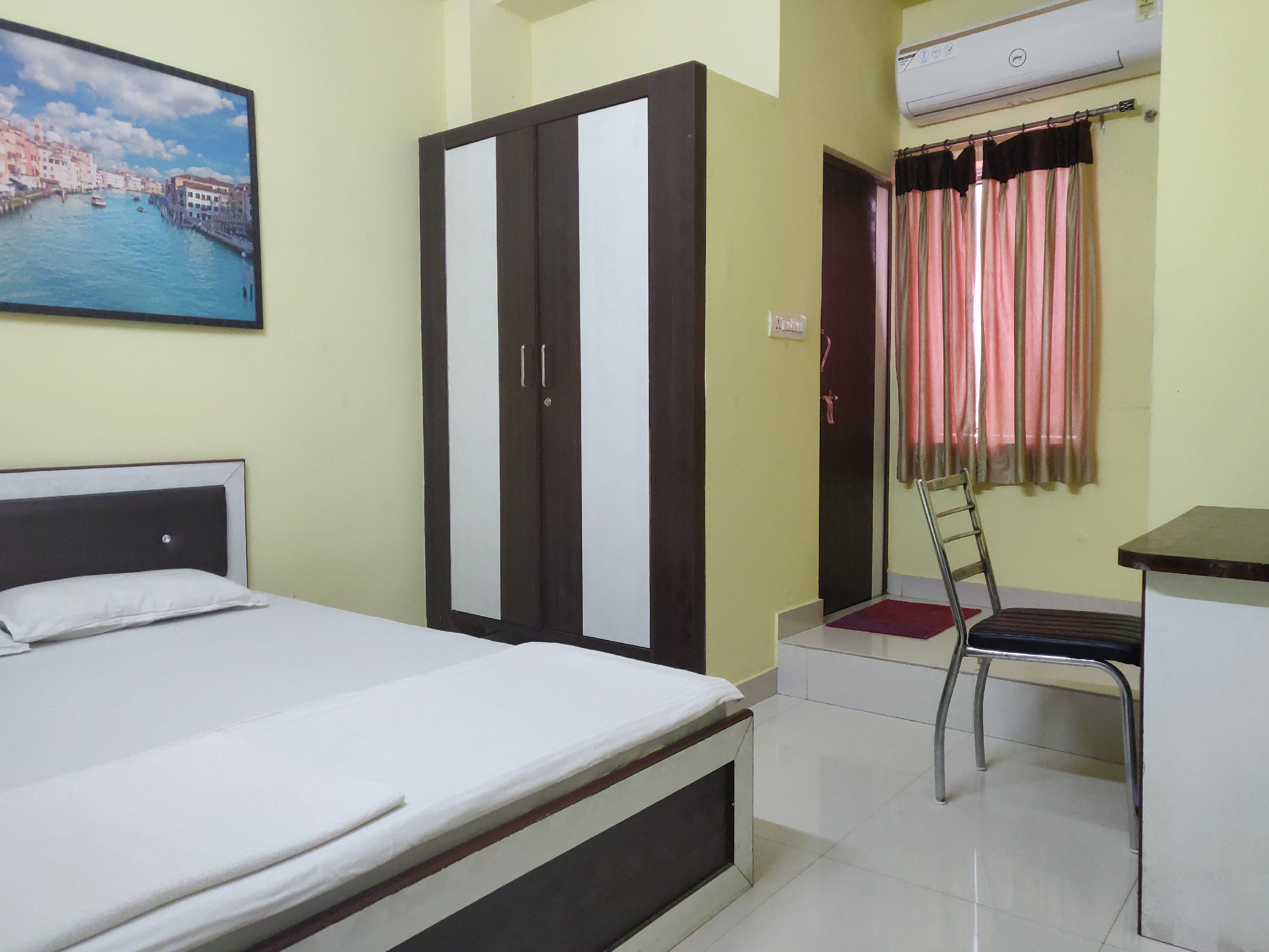 Hotel Shri Krishna Inn - Tap to explore photos