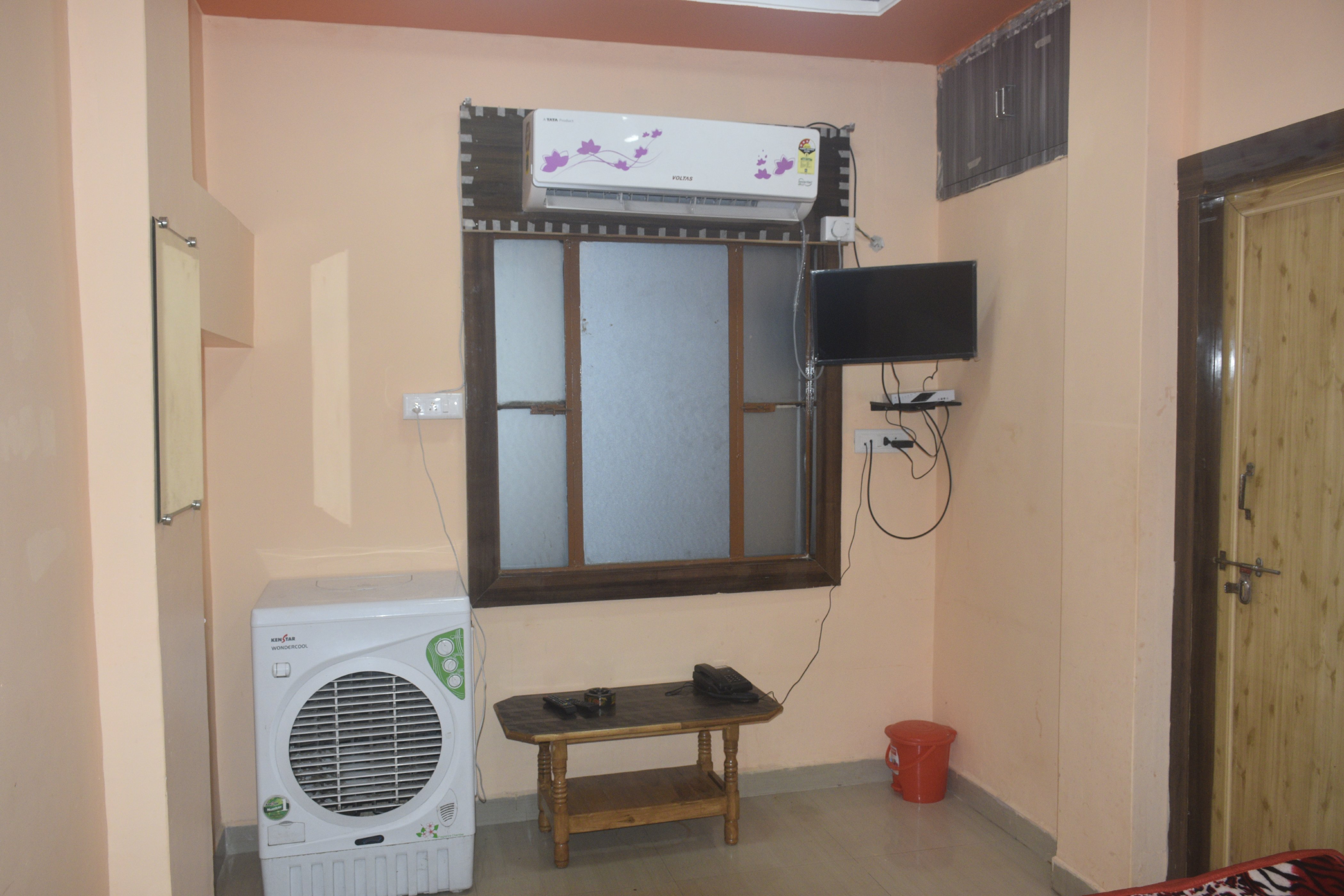 Hotel Thakur Ji Room Type - AC Double Room