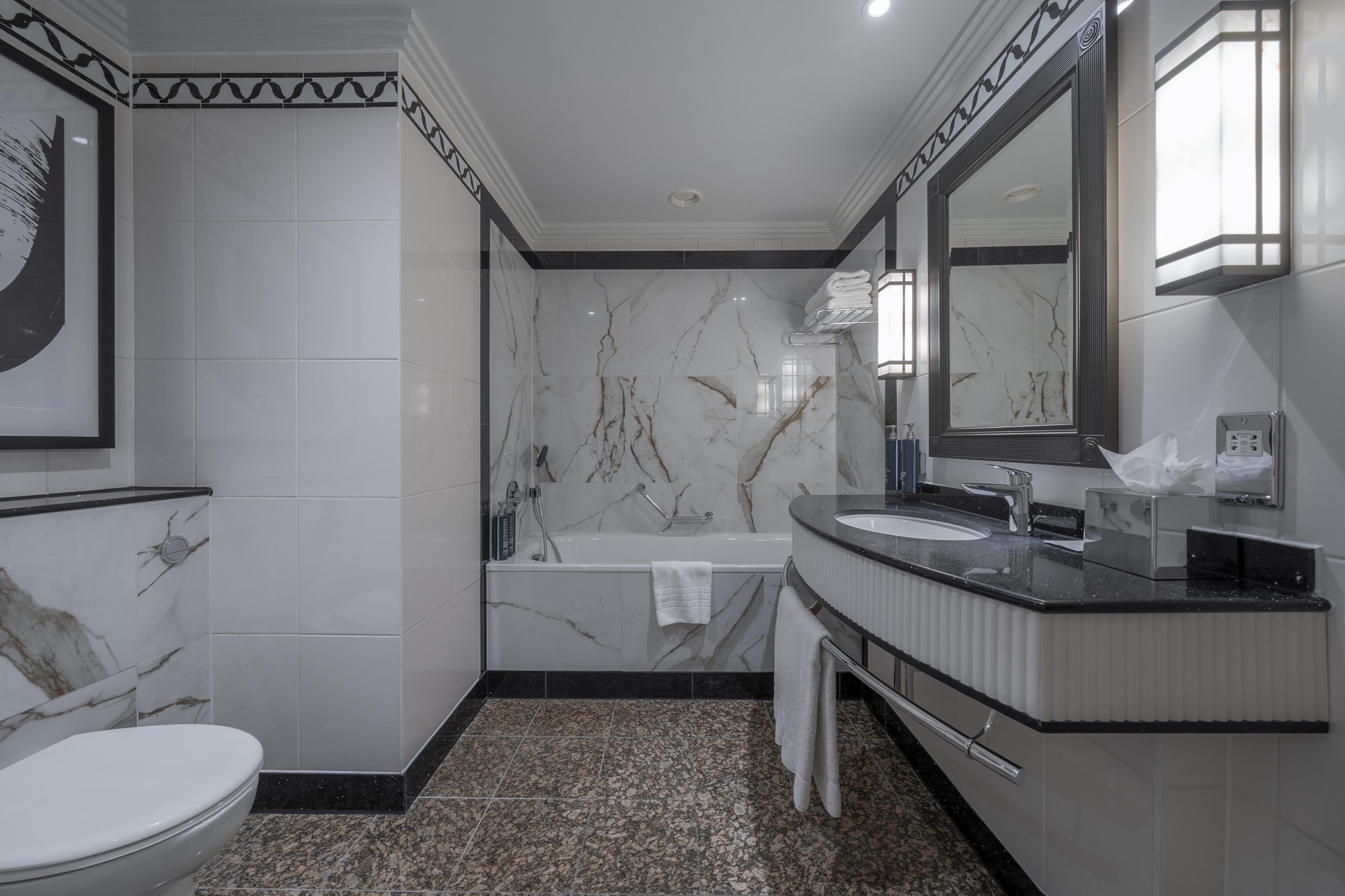 Hilton London Paddington Room Type - SIGNATURE QUEEN