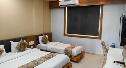Hotel Krish Room Type - 3 Bed Deluxe AC Family Room