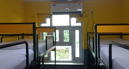 Bunk Hostel Delhi Room Type - Mixed Dorm | 1 Bed in a 6-Bed | shared bathroom