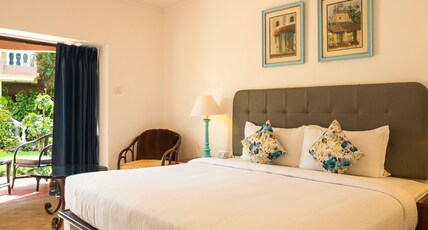 Coconut Grove Beach Resort Room Type - Deluxe Room with Bathtub and Balcony