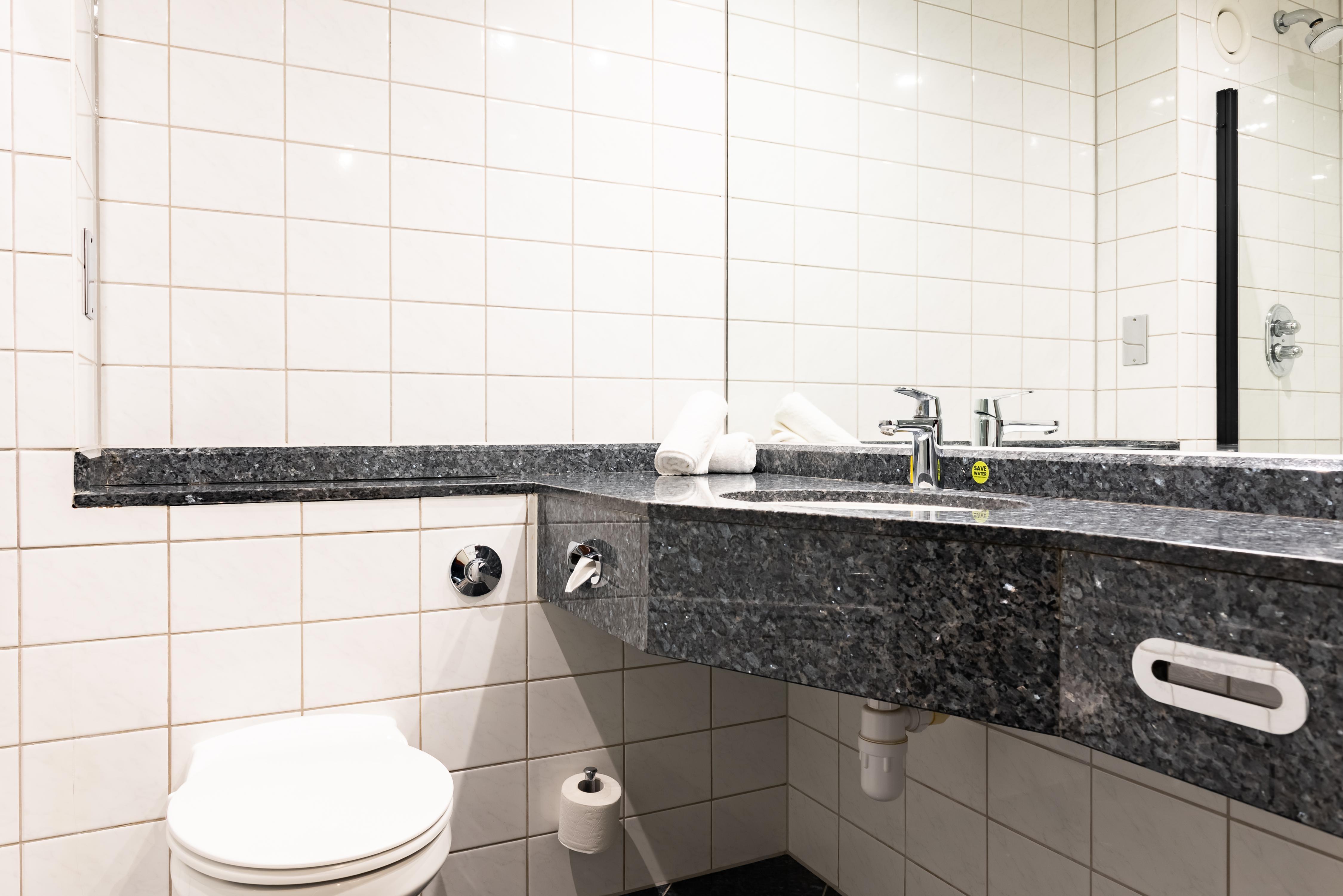 B&B HOTEL London Heathrow - Tap to explore photos