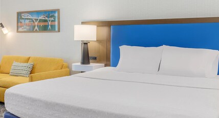 Hampton Inn & Suites Grants Pass, OR Room Type - KING STANDARD WITH SOFA