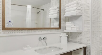 Hampton Inn & Suites Grants Pass, OR Room Type - 2 QNS W FRIDGE MICROWAVE
