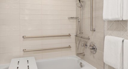 Embassy Suites by Hilton Portland-Airport Room Type - 1 KG STE ACC TUB NO SMOK