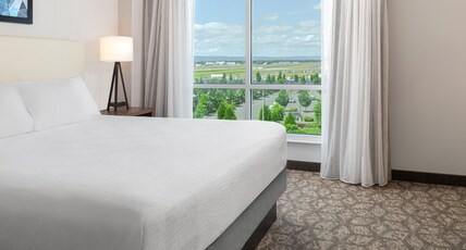Embassy Suites by Hilton Portland-Airport Room Type - 1KNG SPEC VIEW-NON SMOKING
